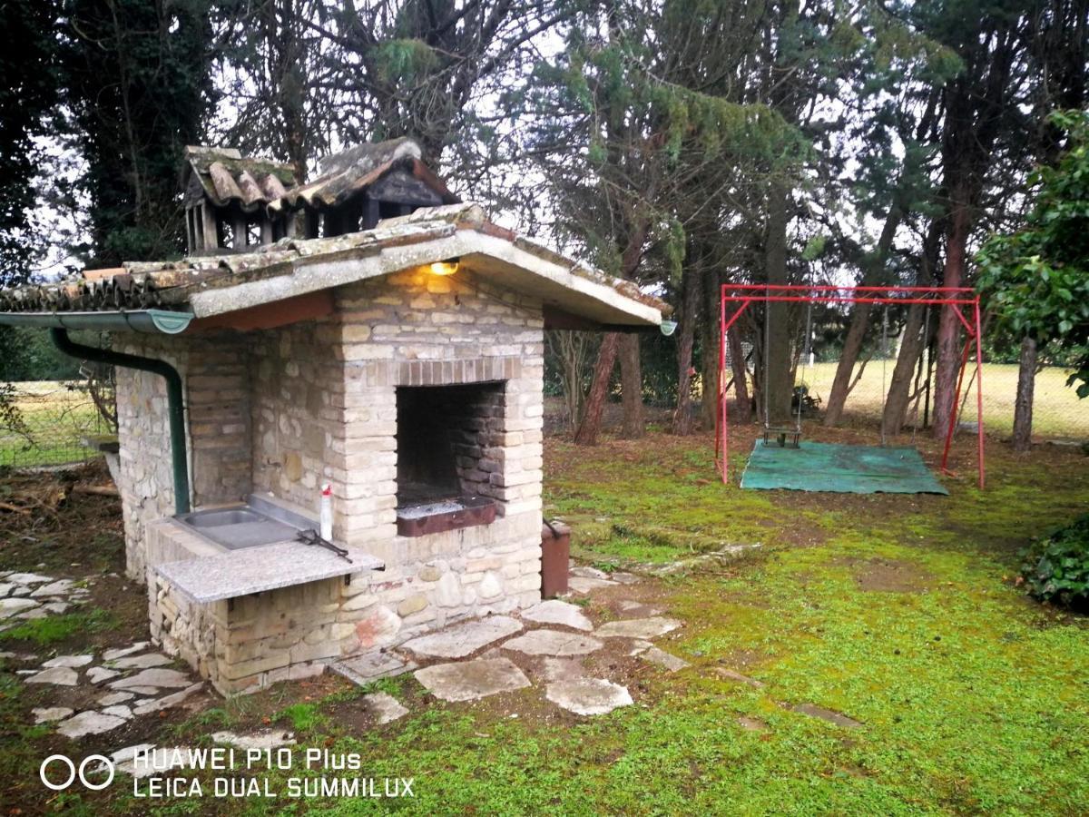 Villa Con Piscina Assise Extérieur photo